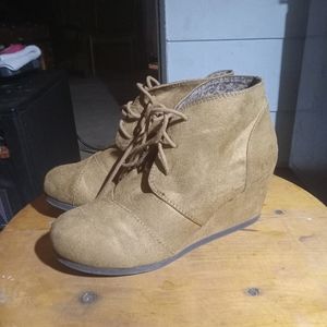 Dress up tan heeled boots.